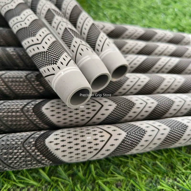 Grips de golf gris – texture en chevrons sur la pelouse