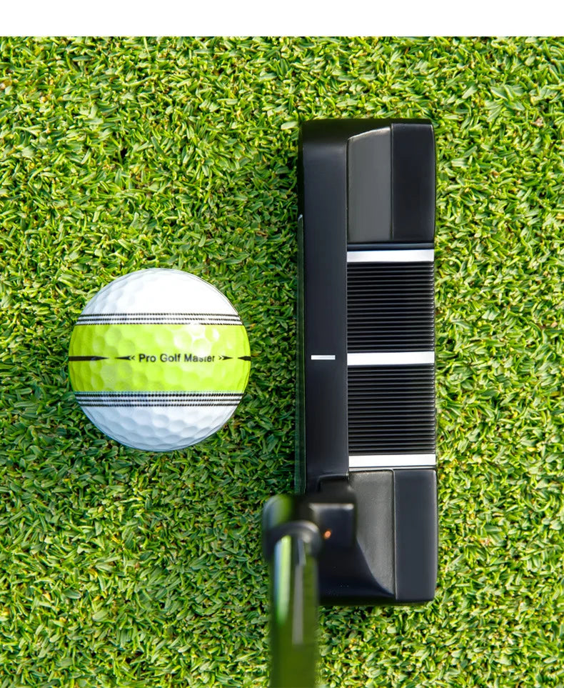 Putter lame noir – tête posée derrière une balle de putting, vue de dessus avec les traits d'alignement