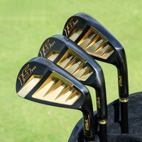 Fer 7 golf noir et or – trois fers de la même gamme dans un sac sur le parcours