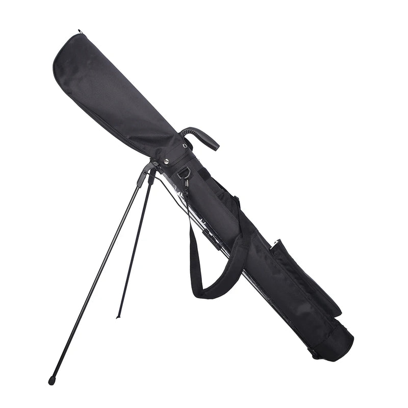 Petit sac de golf léger – coloris noir posé sur ses pieds