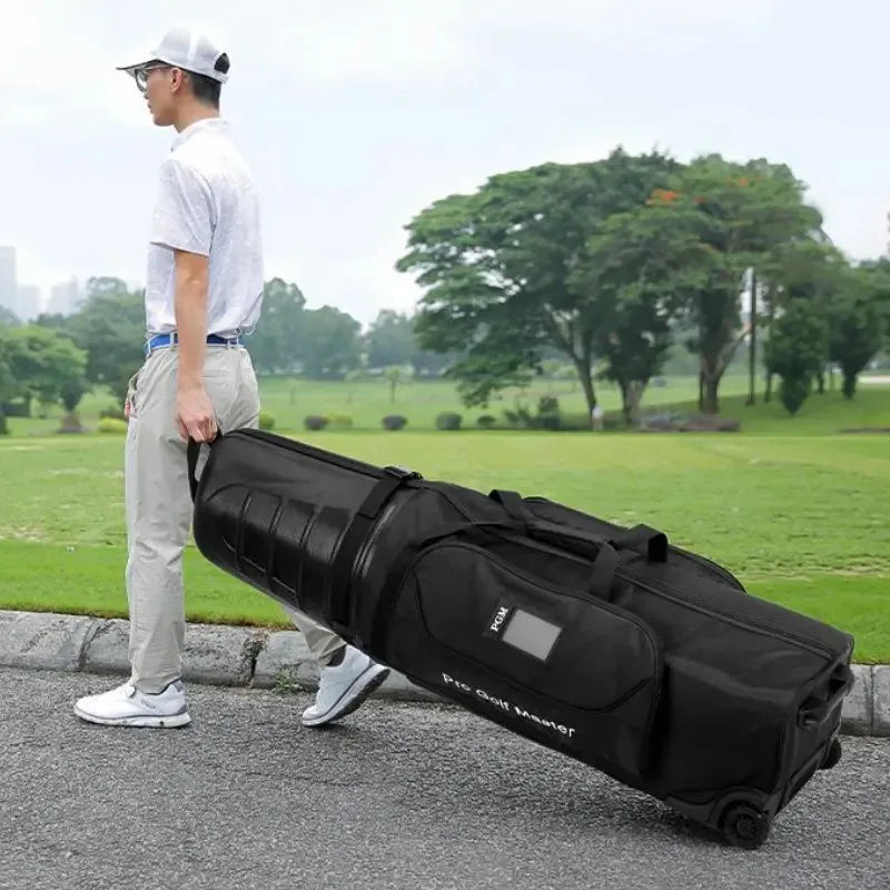 Sac de golf de voyage rigide – voyageur tirant le sac sur ses roulettes