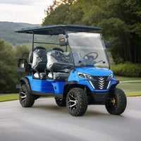 Voiturette de golf électrique surélevée – version bleue au bord d'un parcours