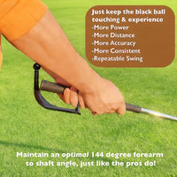 Correcteur de swing golf 144° – en situation, main sur le grip avec la boule noire contre l'avant-bras