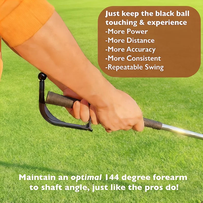 Correcteur de swing golf 144° – en situation, main sur le grip avec la boule noire contre l'avant-bras