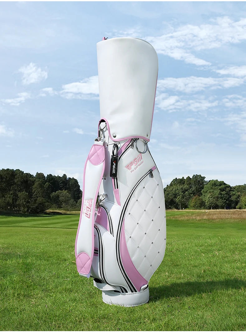 Sac de golf tour femme – coloris blanc et rose avec capot, posé sur le gazon