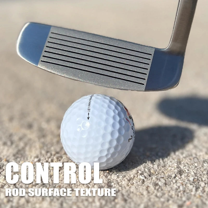 Chipper golf acier inoxydable – face rainurée posée près d'une balle sur le sable
