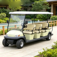 Voiturette de golf 6 places – version crème devant un jardin et un point d'eau