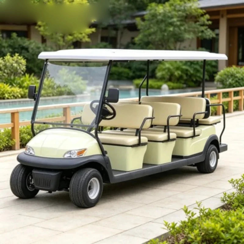Voiturette de golf 6 places – version crème devant un jardin et un point d'eau