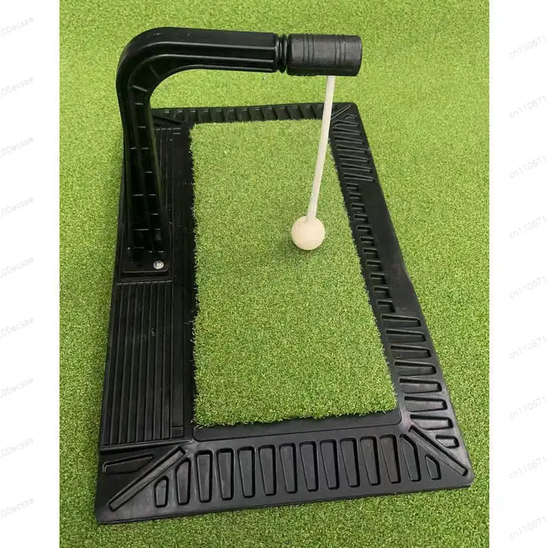 Entraîneur de swing de golf à balle suspendue – vue de trois quarts avec la bande de gazon