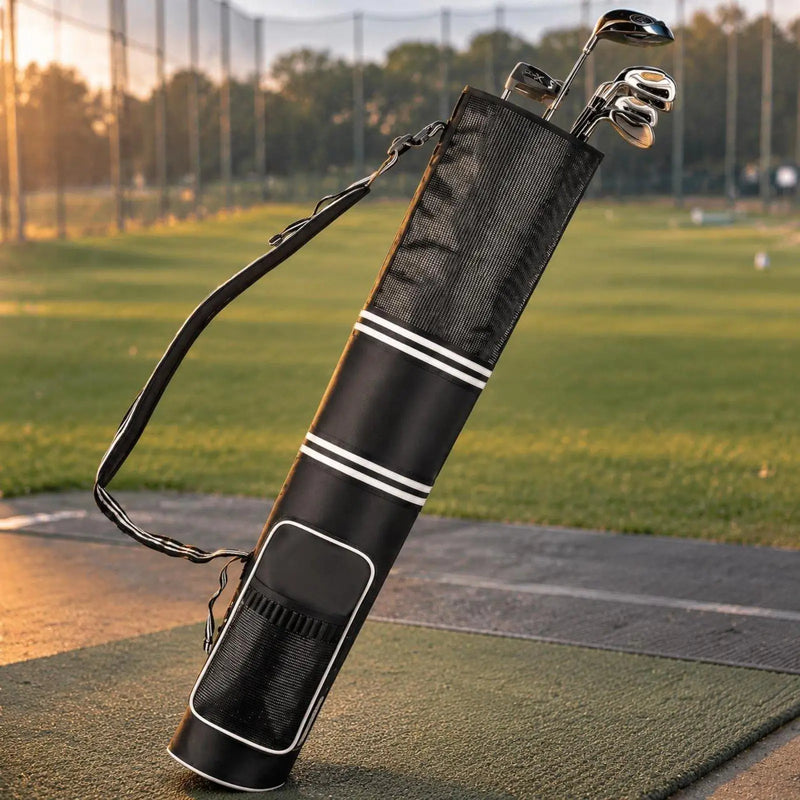 Petit sac de golf léger Oxford – posé sur un tapis de practice avec des clubs