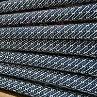 Grips de golf bleu marine et blanc – détail du motif blanc sur un lot de grips