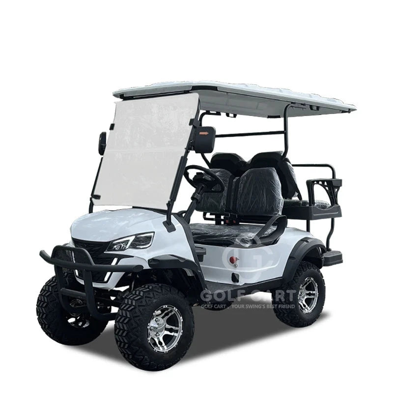 Voiturette de golf électrique tout-terrain – voiturette blanche sur fond clair, vue avant en trois quarts