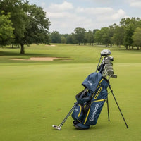 Set de golf complet droitier – sac trépied et clubs sur le fairway