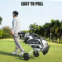 Chariot de golf 2 roues aluminium – golfeur tirant le chariot chargé d'un sac sur le parcours