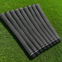 Grips de golf noir et blanc – dix grips alignés en éventail sur l'herbe