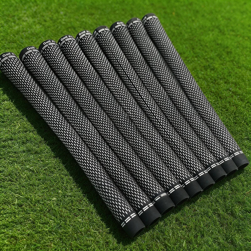Grips de golf noir et blanc – dix grips alignés en éventail sur l'herbe