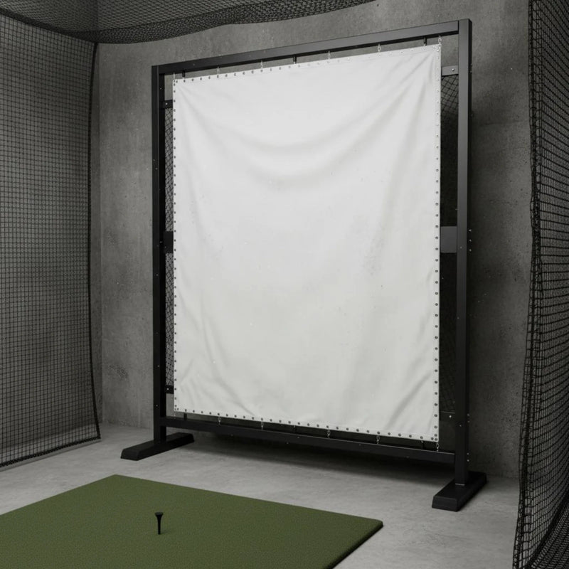 Écran de simulateur de golf – toile blanche tendue sur un cadre noir avec tapis de frappe