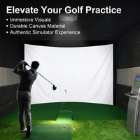 Écran de simulateur de golf – golfeur à l'élan face à un grand écran blanc dans une salle de simulateur