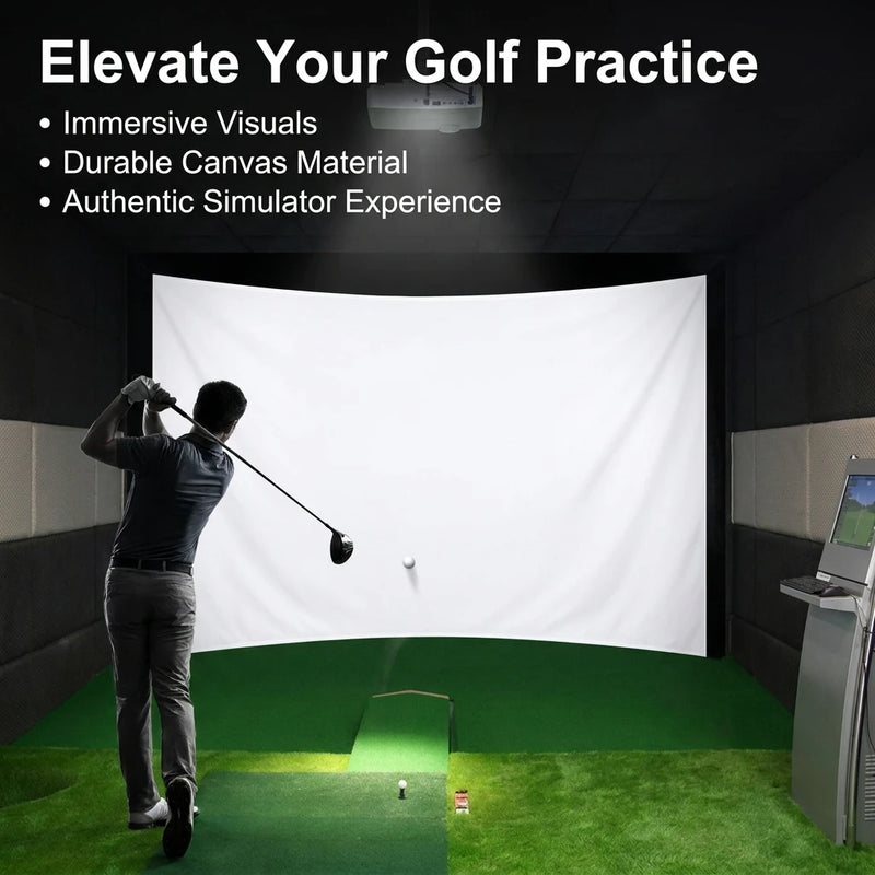 Écran de simulateur de golf – golfeur à l'élan face à un grand écran blanc dans une salle de simulateur