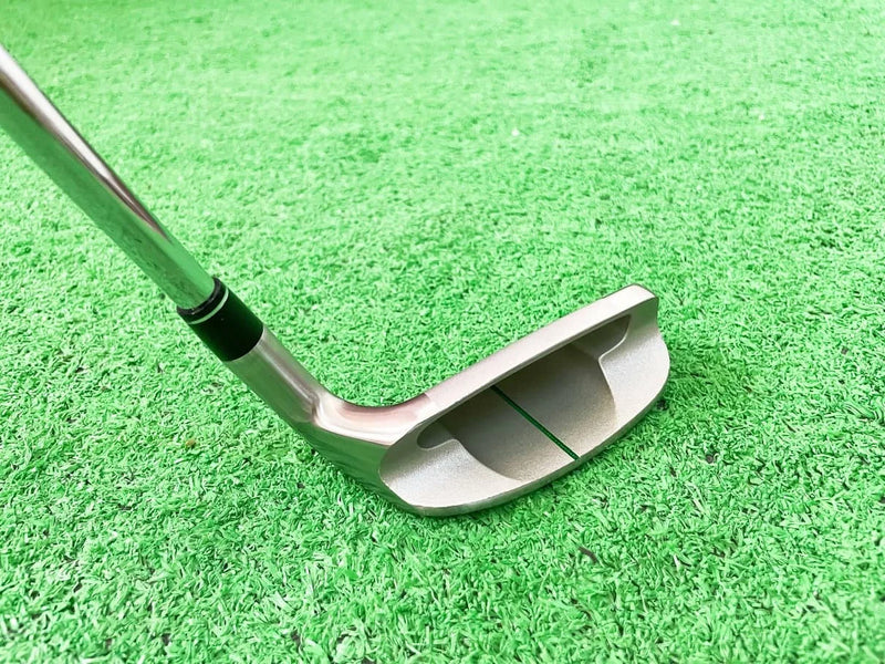 Chipper de golf – dessus de la tête avec la ligne de visée