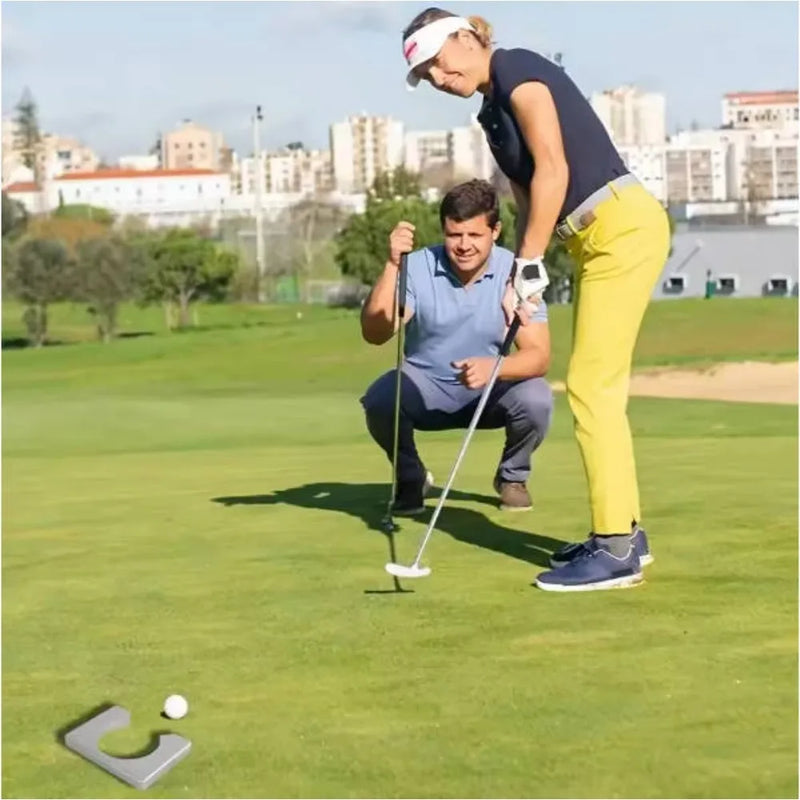 Kit de putting golf portable – deux golfeurs s'entraînant au putting sur un green