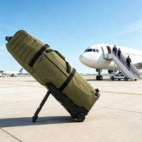 Housse de voyage golf pliable à 4 roues – housse verte inclinée sur son cadre, devant un avion