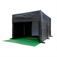 Tente gonflable de simulateur de golf – enceinte noire avec tapis de gazon vert au sol