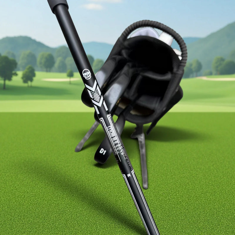 Fer de golf de départ forgé noir – manche graphite noir près du sac