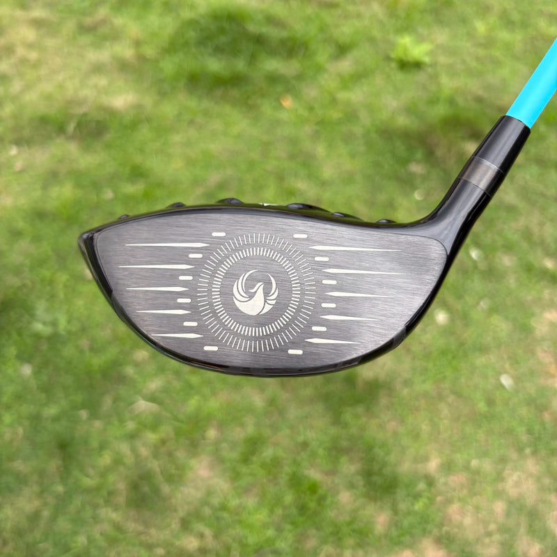Driver de golf titane 10,5° – face gravée de la tête vue de face