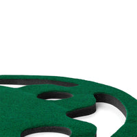 Putting green d'intérieur – détail des trois trous et du support noir