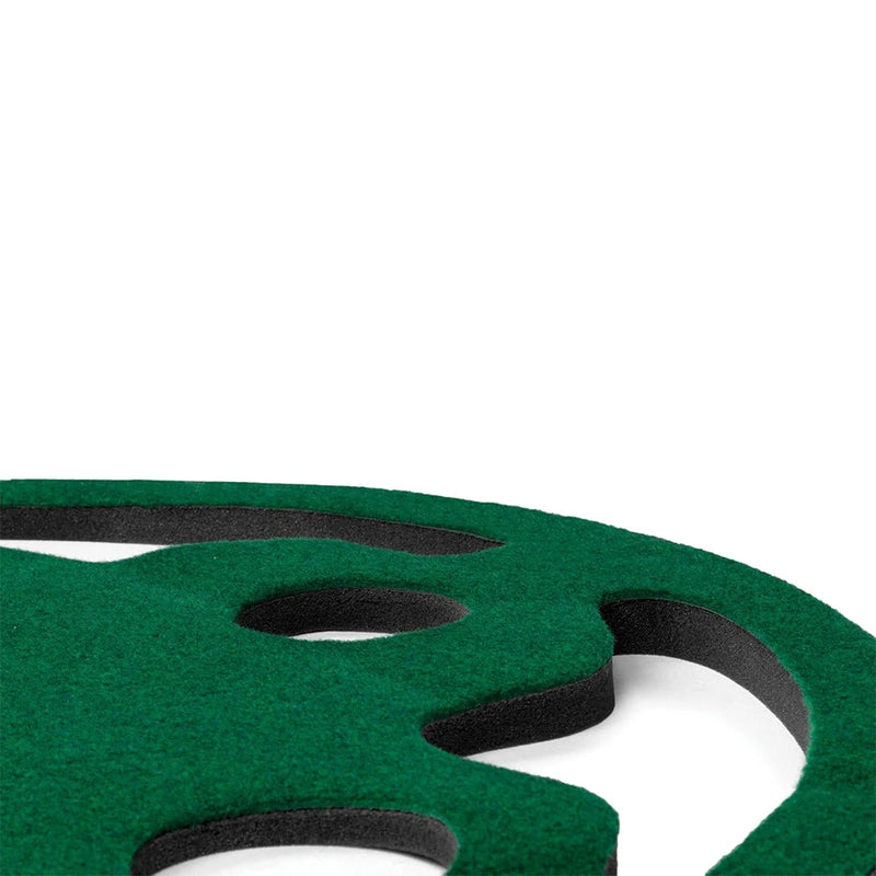Putting green d'intérieur – détail des trois trous et du support noir