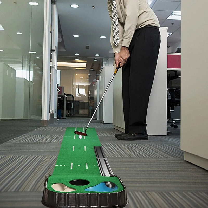 Tapis de putting intérieur 2,7 m – golfeur en costume au putting sur le tapis dans un couloir de bureau