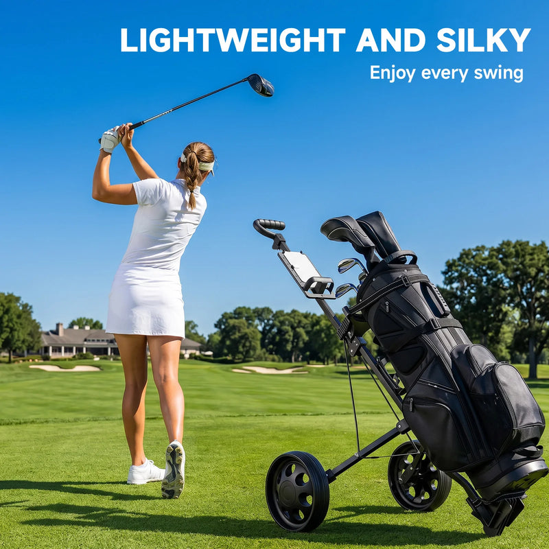 Chariot de golf ultra compact 2 roues – golfeuse en plein swing à côté du chariot chargé