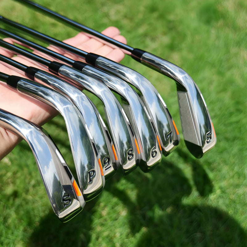 Série de fers de golf – les sept fers du n°5 au sand wedge tenus à la main