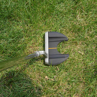 Putter maillet fraisé CNC – tête vue de dessus sur l'herbe avec la ligne de visée