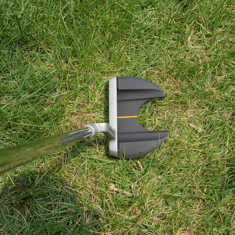 Putter maillet fraisé CNC – tête vue de dessus sur l'herbe avec la ligne de visée