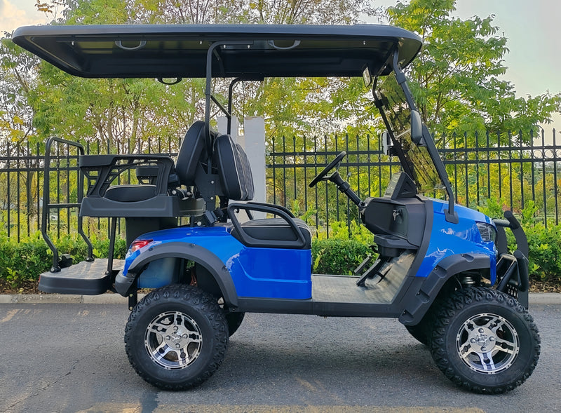 Voiturette de golf électrique surélevée bleue – vue de profil avec banquette arrière rabattable
