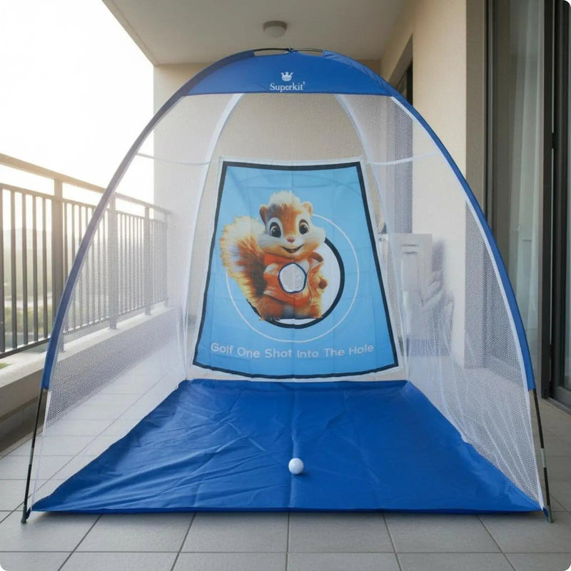 Filet de chipping golf pliable – modèle bleu à cible écureuil installé sur un balcon