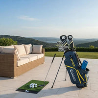 Set de golf complet droitier – sac trépied posé sur une terrasse avec tapis de putting