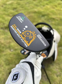 Putter maillet demi-lune noir – tête vue de dessus, tenue à la main