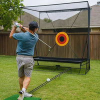 Filet de golf avec piste de retour de balle – golfeur en plein swing dans un jardin devant le filet