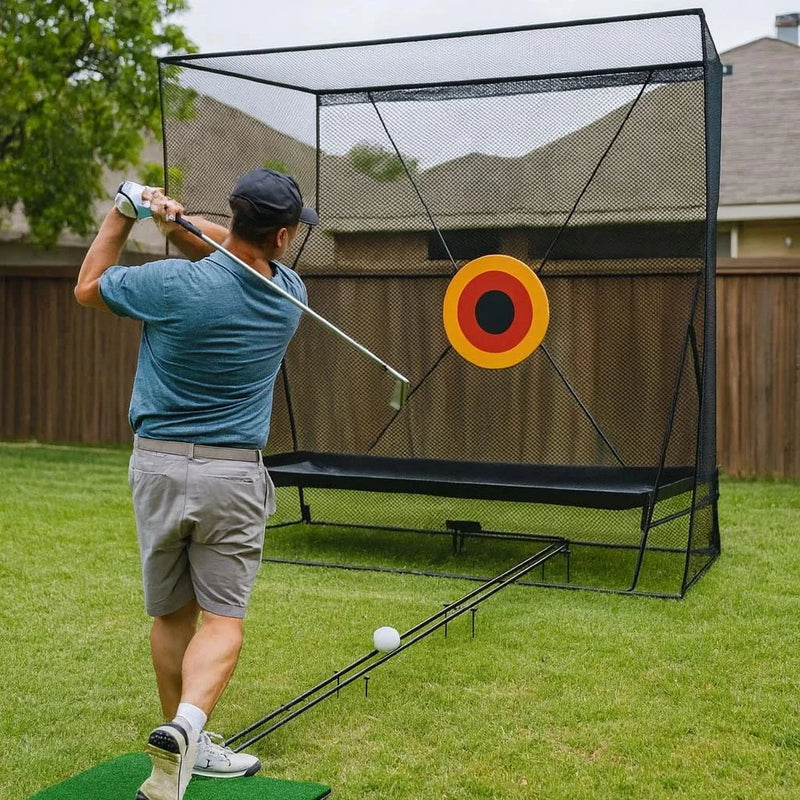 Filet de golf avec piste de retour de balle – golfeur en plein swing dans un jardin devant le filet