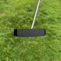 Putter maillet noir à trou central – face à texture fine vue de face