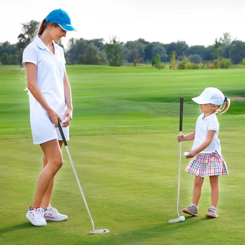 Mini kit de putting golf – une femme et une petite fille s'entraînant au putting sur un green