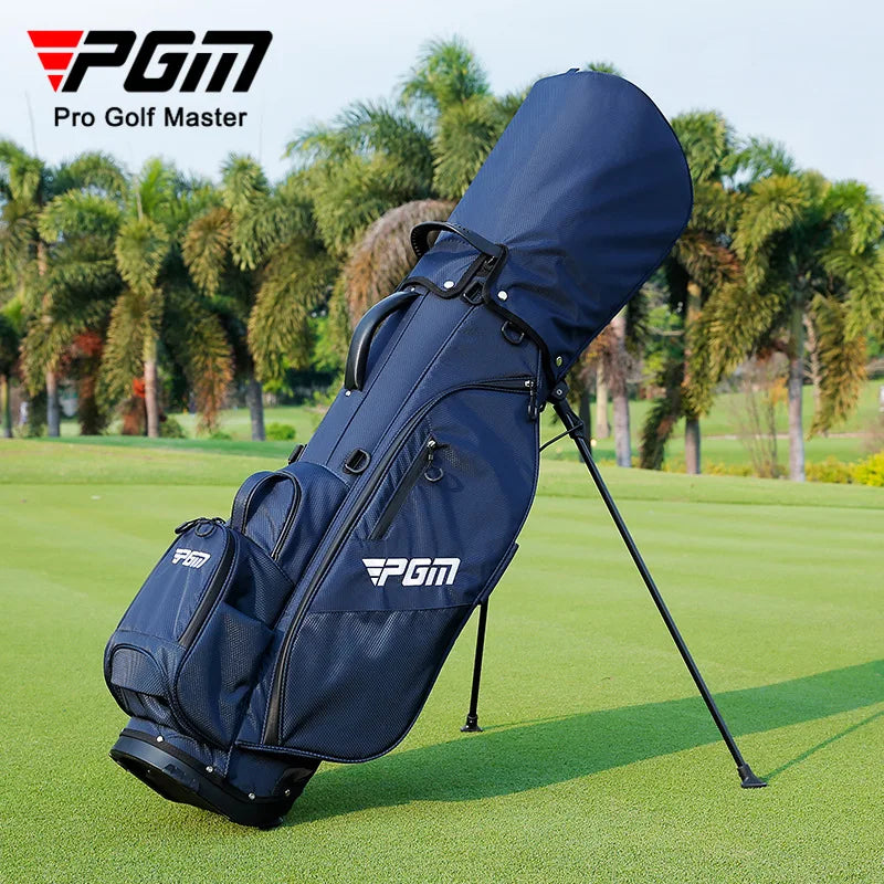 Sac de golf trépied imperméable – sac bleu marine posé sur son trépied sur le parcours