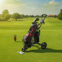 Chariot de golf manuel pliable à 3 roues – sac de golf noir et rouge près d'un repère de départ