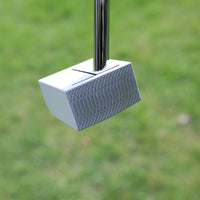 Putter maillet cubique – face usinée en motif de vagues et manche inox vus de côté