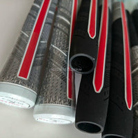 Grips de golf demi-coton – grips à bande rouge posés les uns sur les autres