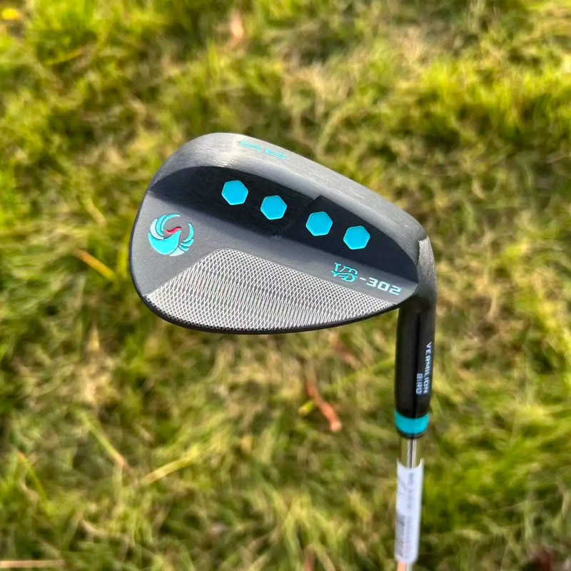 Wedge de golf forgé noir – tête à inserts hexagonaux posée dans l'herbe avec son manche