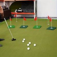 Mini green de putting – plusieurs plaques disposées sur un green d'entraînement